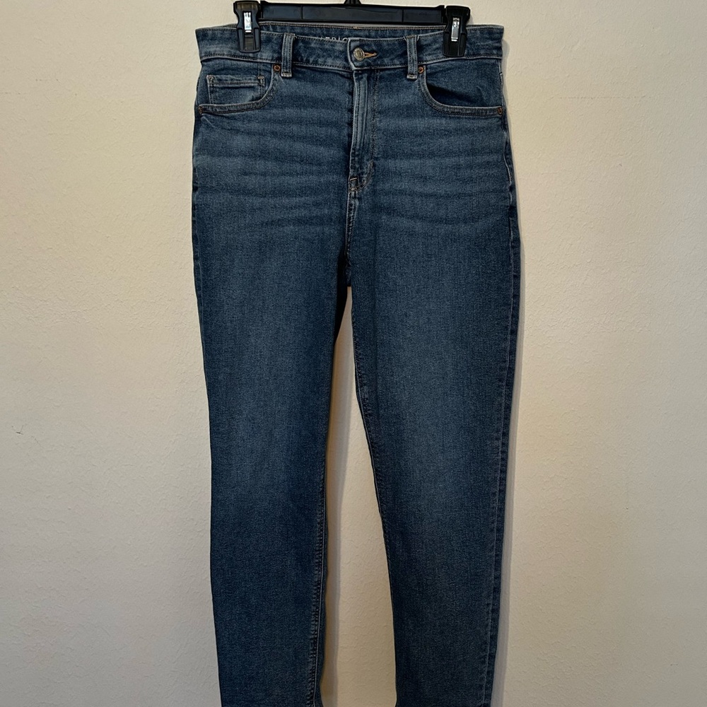 American Eagle Medium Wash Mom Jeans – Size 8 Regular